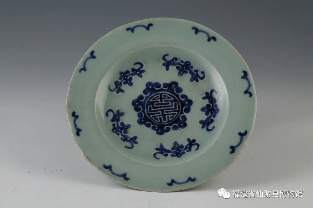 福文化】福虎迎春•文物说福——清豆青地青花五福捧寿纹瓷盘- -